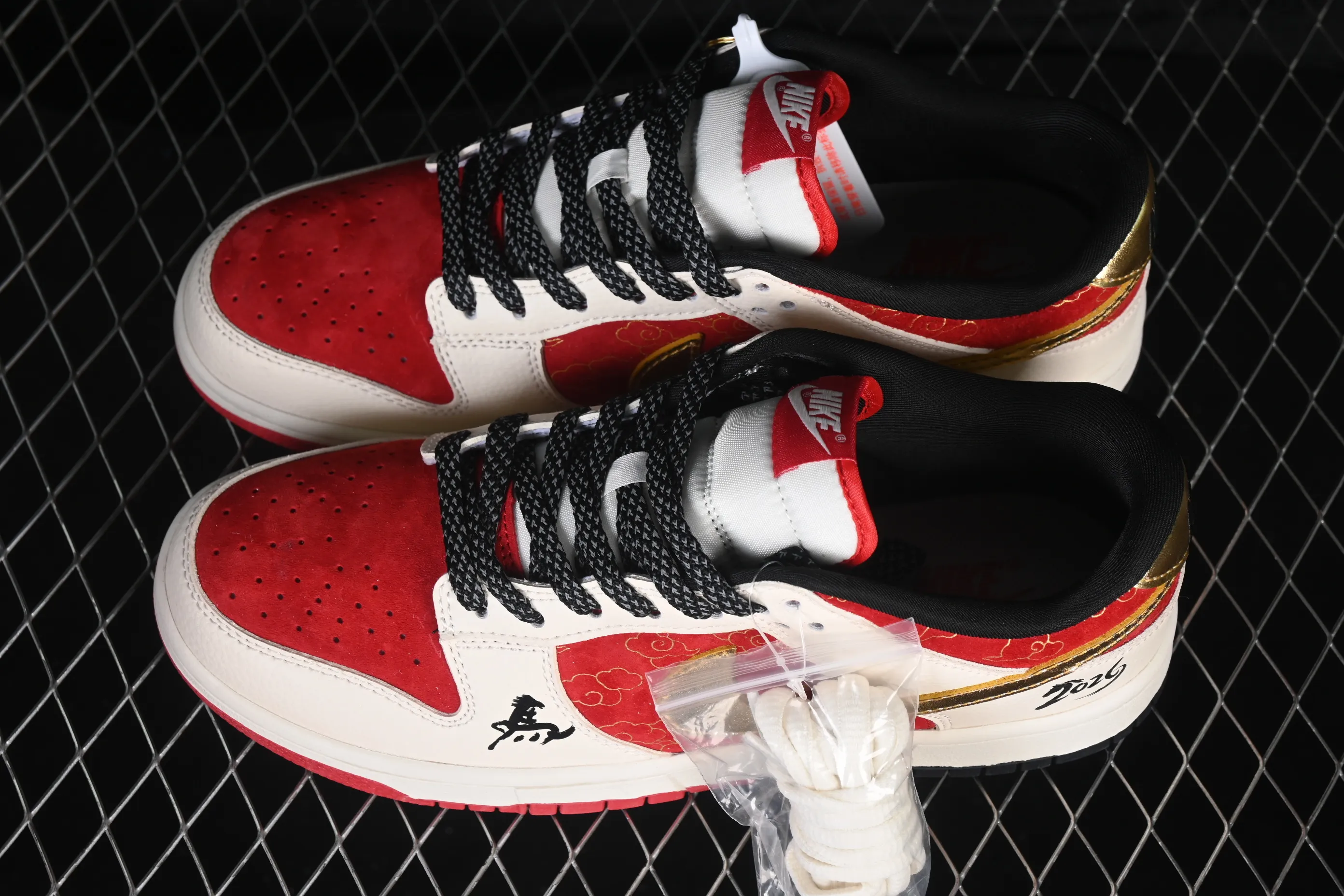 All categories Nk SB Dunk Series Nk SB Dunk Low High-end customized low-top sneakers Nike SB Dunk Low Year of the Horse Galloping Horse High-end customized low-top casual sneakers MN1688-115